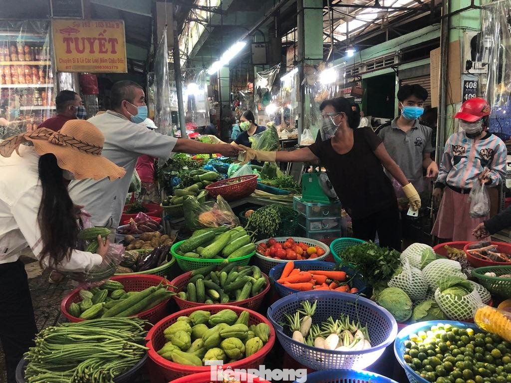 Nhiều mặt hàng rau củ, thịt cá tại TPHCM tăng giá mạnh do nhu cầu tăng