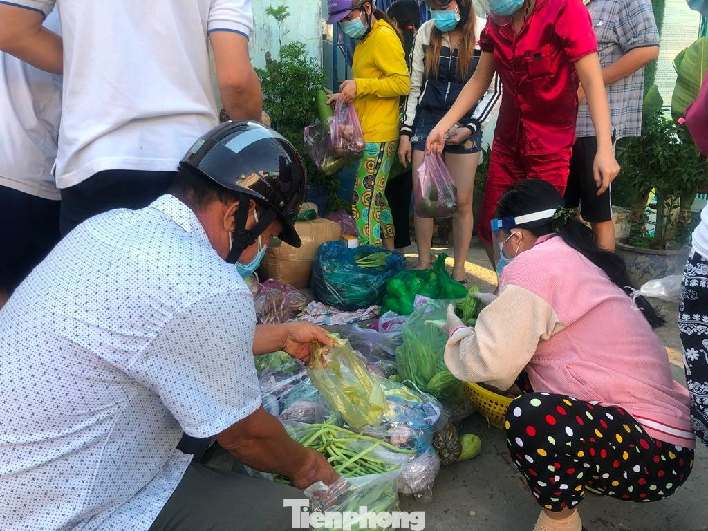 Khách mua chỉ việc nhặt rau bỏ bịch, cân ký, tính tiền chứ không còn được báo giá, so kè như trước.