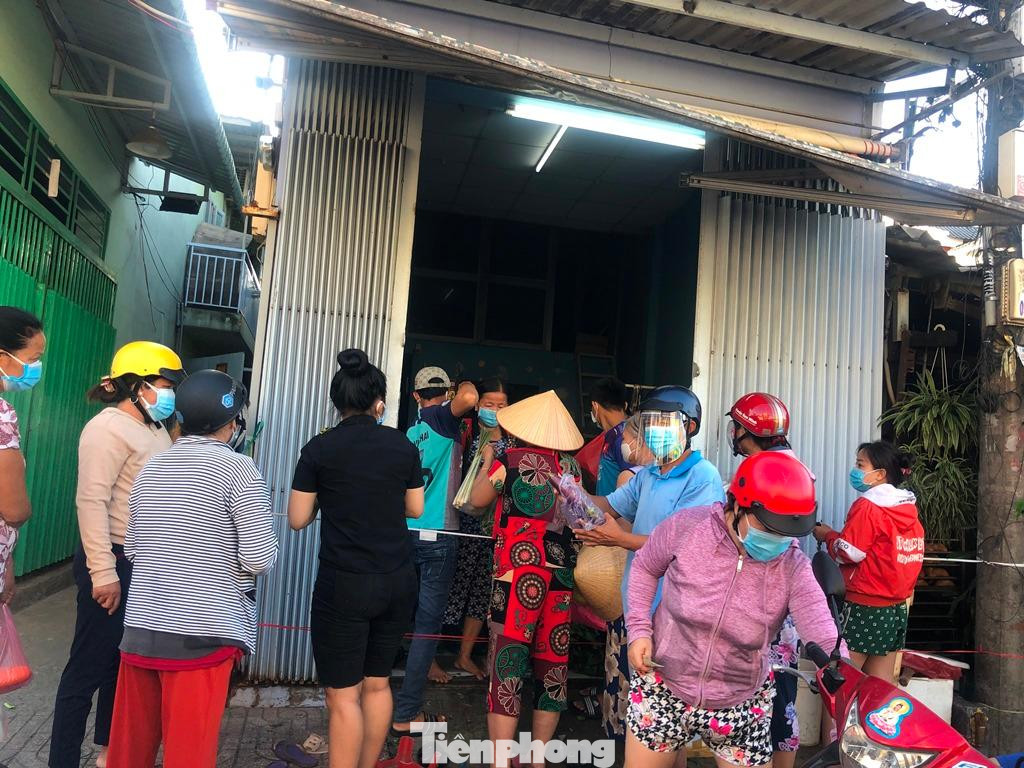 Đa số người mua không biết được giá cả từng mặt hàng. "Cứ đứng ở ngoài nói món cần mua, số ký. Bên trong họ cân rồi nói giá, mình trả tiền chứ có biết giá cả thế nào đâu. Nhưng rõ ràng là các mặt hàng đều tăng cao, từ 50-100%. Lúc này mua được hàng là mừng rồi, hầu như không ai quan trọng chuyện giá cả nữa" - bà Thu (ngụ đường Trương Đình Hội, P.16, Q.8) nói.