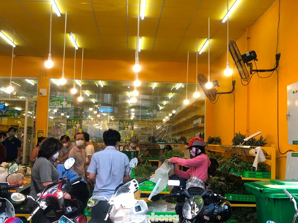 Tại các siêu thị, người mua hàng xếp hàng dài, chen nhau ngay từ lúc mở cửa để mua được hàng tươi ngon.