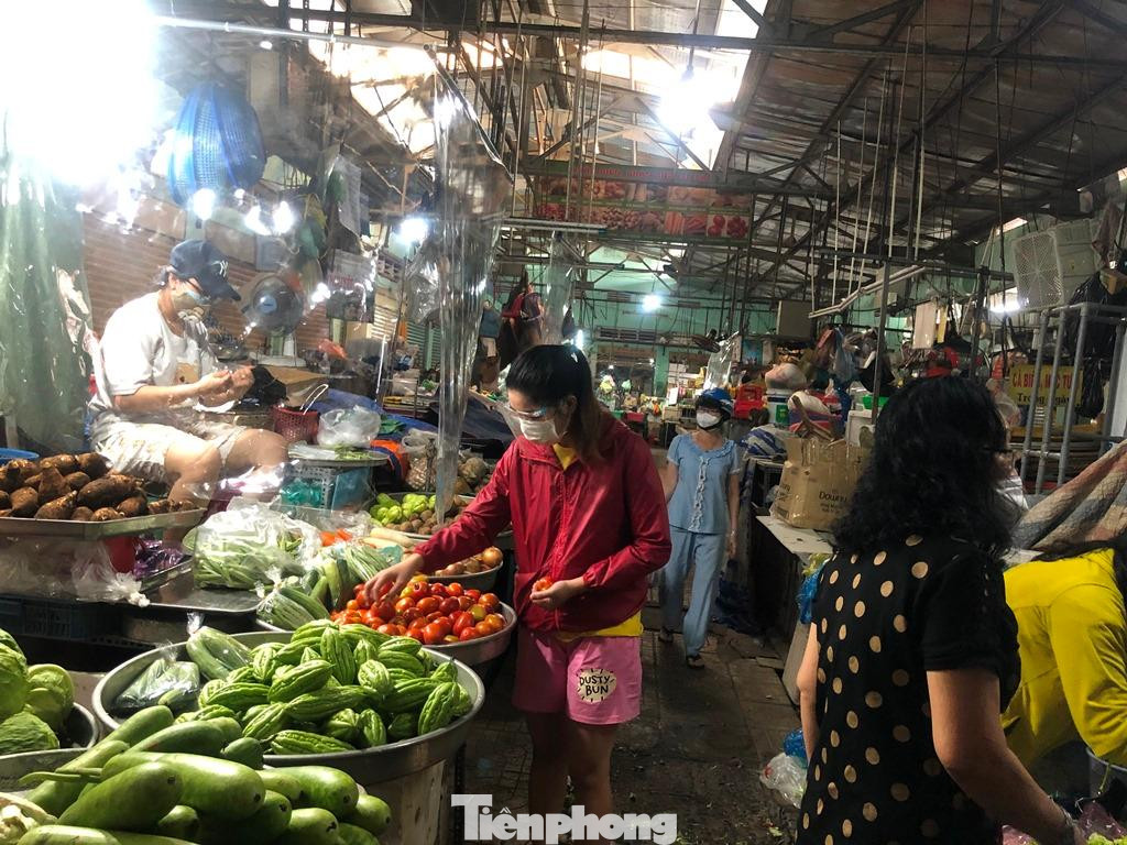 Theo người buôn bán, giá cả nhiều mặt hàng tăng cao do nhu cầu khách tăng, phần khác lại do việc vận chuyển khó khăn, chi phí nhiều cho việc xét nghiệm...