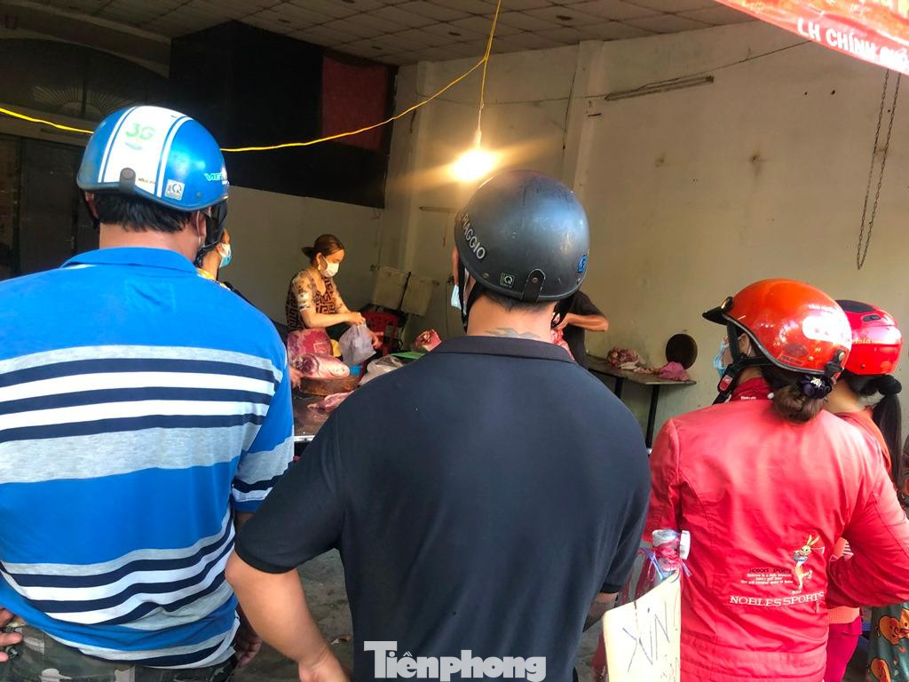 Người mua đứng san sát nhau, chỉ mong còn hàng để mua. Nhiều người bỏ cuộc vì đứng gần 30 phút nhưng chưa mua được, phần nữa là do sợ đông người, dễ bị lây lan dịch bệnh.