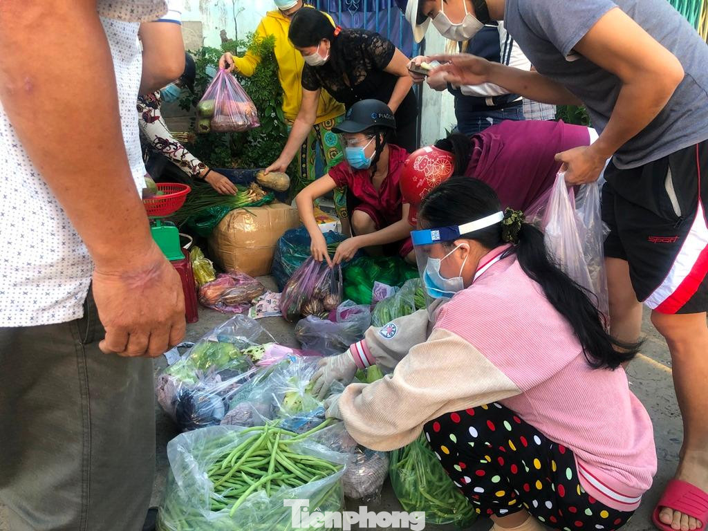 Dòng người chen nhau mua thực phẩm trước ngày 23/8