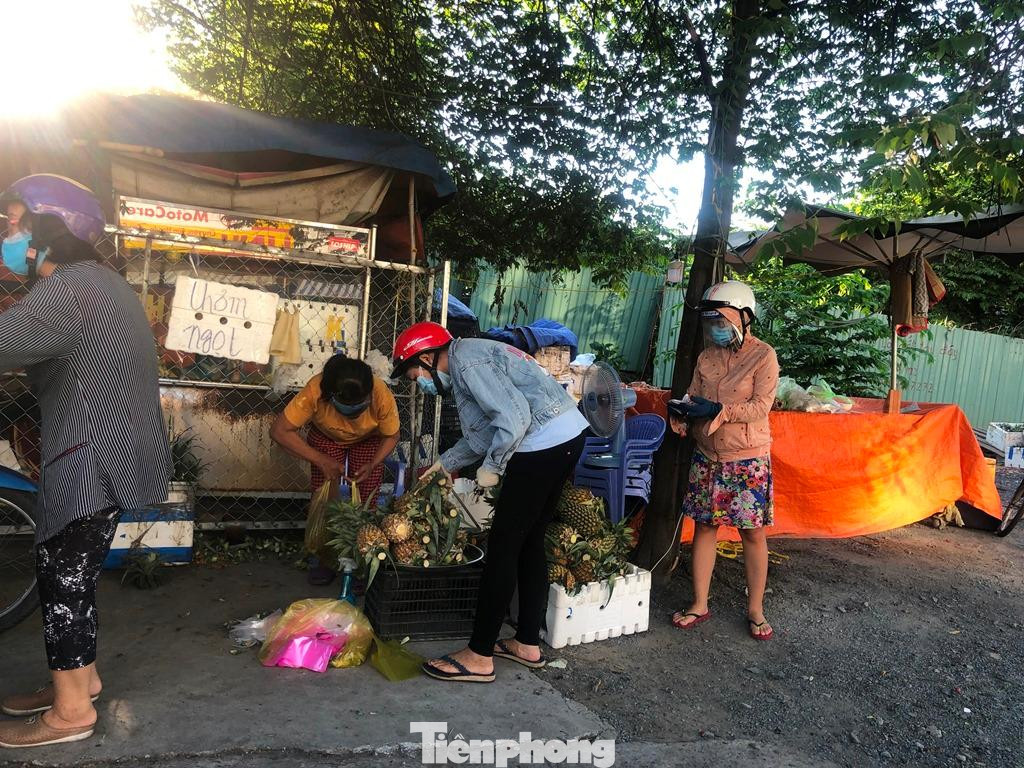 Không thể xếp hàng vào siêu thị, nhiều người tấp vào ven đường, các điểm bán hàng tự phát để mua sắm. Hôm nay rằm tháng Bảy, giá nhiều mặt hàng trái cây dù ở mức cao nhưng vẫn đắt hàng. Một điểm bán thơm (quả dứa) ở quận Bình Tân cho hay, thơm 20.000 đồng/trái; nhãn 50.000 đồng/kg; chôm chôm 45.000 đồng/kg... "Giá thực phẩm ngày nay còn đắt hơn tết. Mà không có nhiều để mua, phải chen chúc, tranh giành mới có" - chị Như Tâm (khách mua hàng) cho hay.