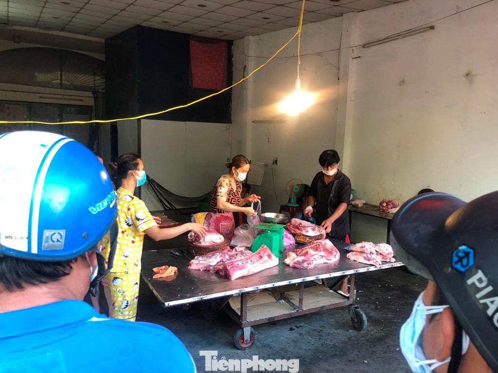 Một điểm bán thịt heo theo tảng. Người bán cắt ra từng miếng to từ 4-5 kg rồi báo giá, ai đồng ý thì mua. "Tôi mua miếng thịt đùi này không biết mấy ký, nhưng nghe báo giá 1.050.000 đồng. Chưa bao giờ tôi mua thịt với giá tiền triệu như vậy" - ông Bảy (62 tuổi) nói.
