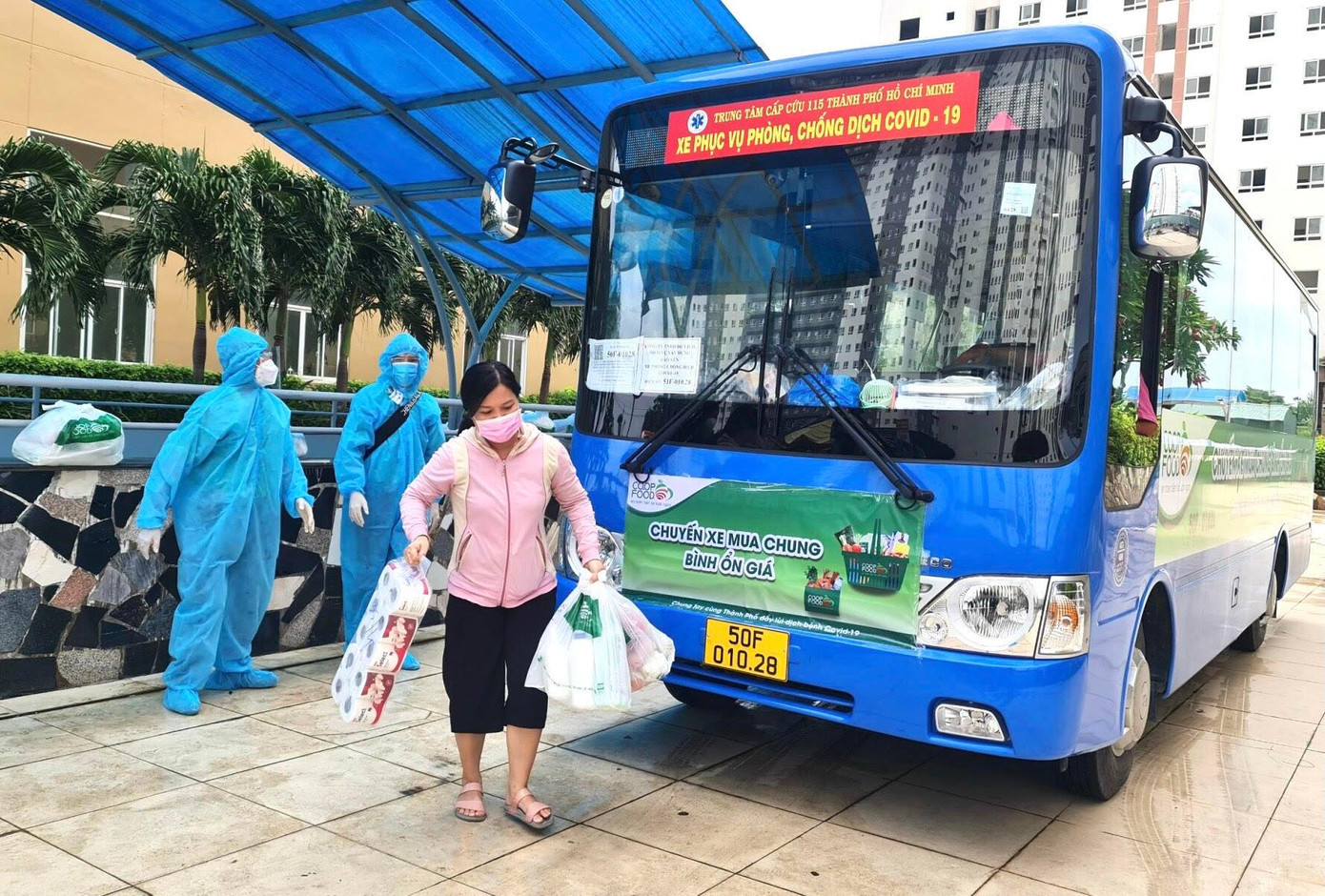 Siêu thị dùng xe bus giao hàng cho nhanh