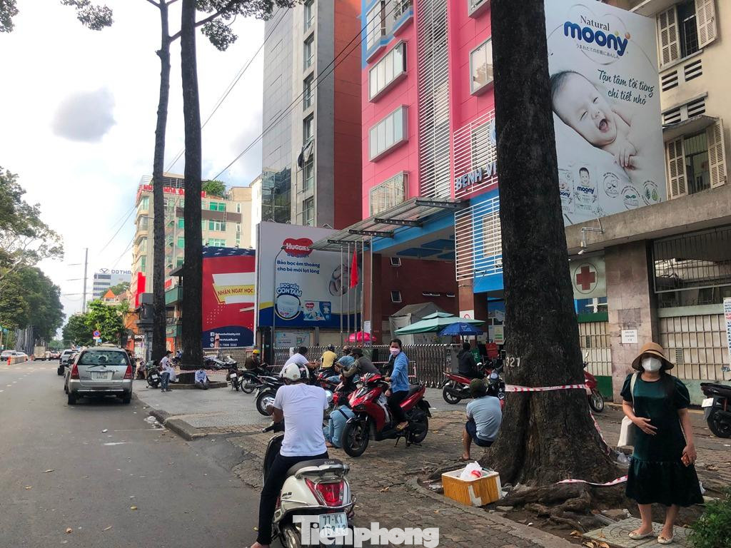 Trong khi đó, trước một bệnh viện phụ sản ở quận 10, người nhà bệnh nhân chờ bên ngoài khá đông.