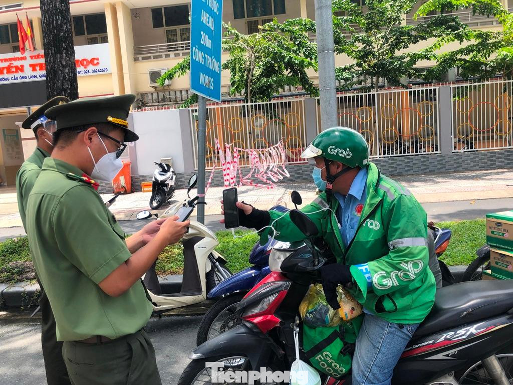 Lực lượng chức năng kiểm tra khai báo di biến thông qua mã QR của một shipper.