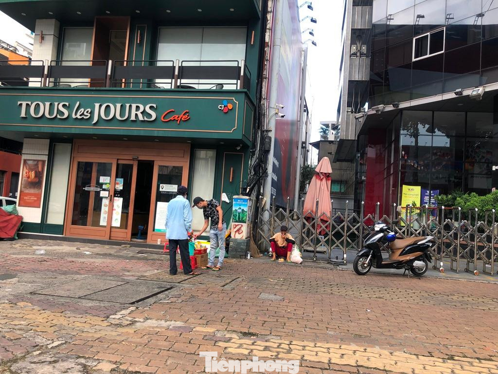 Bên cạnh bệnh viện, một người dân "lén" kê thêm chiếc ghế bán nước cho khách...