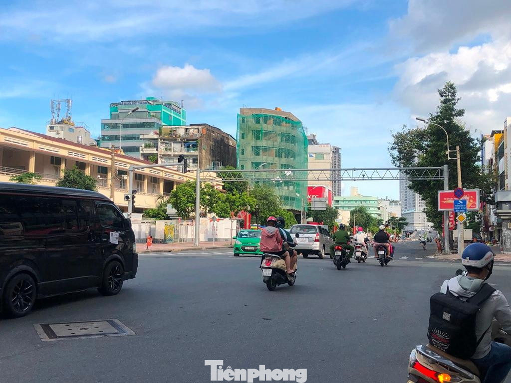 Lúc 16 giờ ngày 1/9, tại nhiều tuyến đường TPHCM, các phương tiện lưu thông trên đường khá thông thoáng. Trong đó, lực lượng giao hàng tất bật vận chuyển hàng hóa đến khách đặt mua sắm.