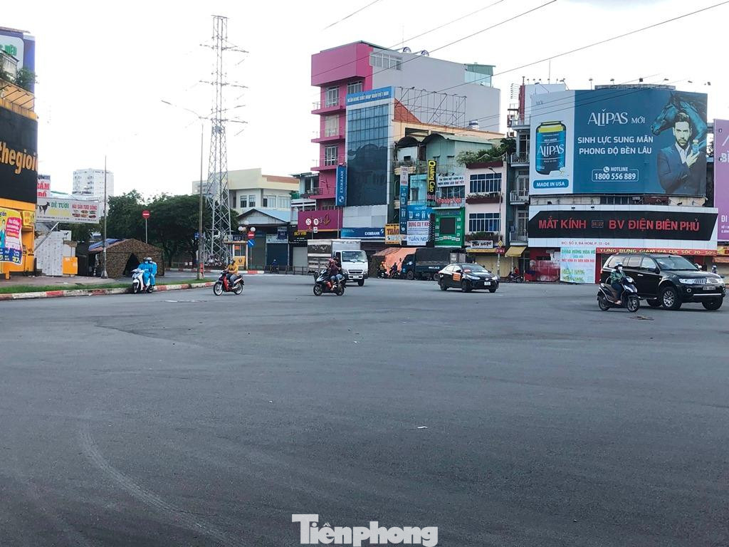 Khu vực vòng xoay Phú Lâm (quận 6), khu vực dẫn vào "vùng đỏ" của quận Bình Tân cũng đã dần xuất hiện bóng dáng các shipper.