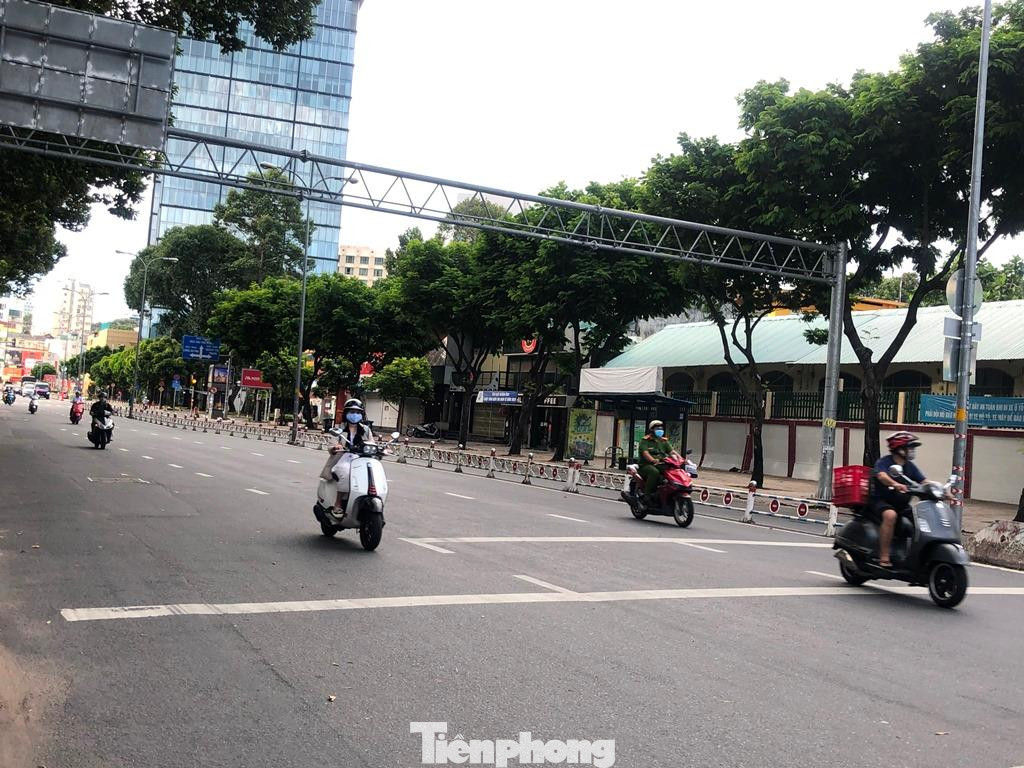 Trên đường Cách Mạng Tháng Tám (Q.1), tất cả các hàng quán đều đóng cửa, chỉ một số siêu thị, cửa hàng thực phẩm thiết yếu còn hoạt động nhưng không bán trực tiếp mà đều thông qua lực lượng "đi chợ hộ" của địa phương.
