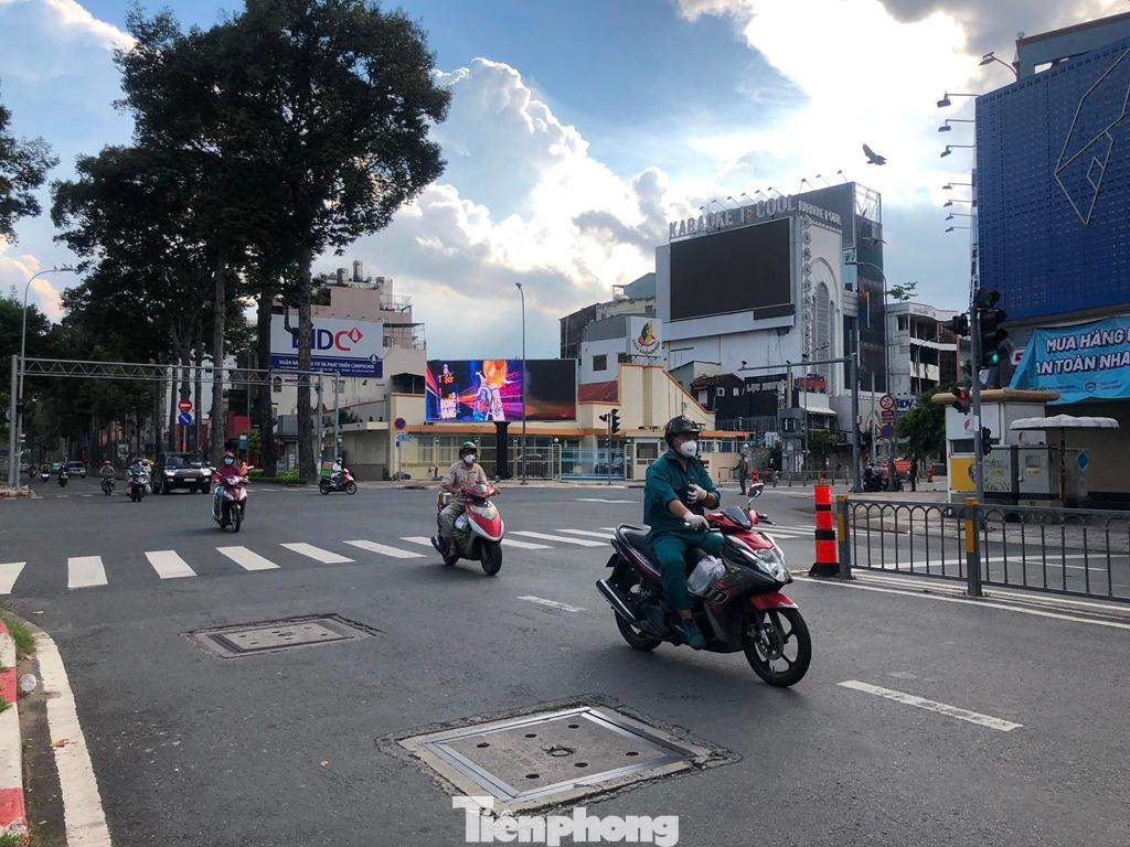 Từ khi shipper được chạy lại, các siêu thị, sàn thương mại điện tử cũng hoạt động lại kênh online để phục vụ khách.