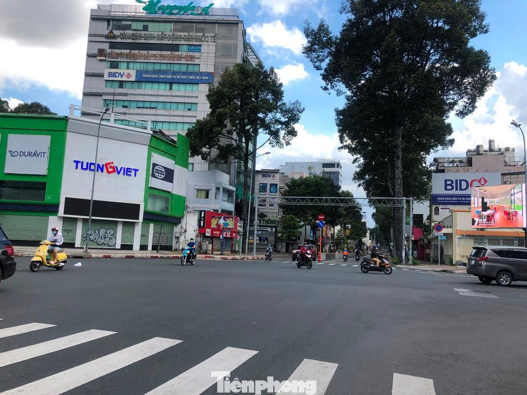 Đường Nguyễn Thị Minh Khai (Q.1), khá nhiều xe di chuyển ngược xuôi. Từ ngày 31/8, lực lượng shipper được giao hàng trở lại nên đường sá trở nên đông đúc hơn trước.
