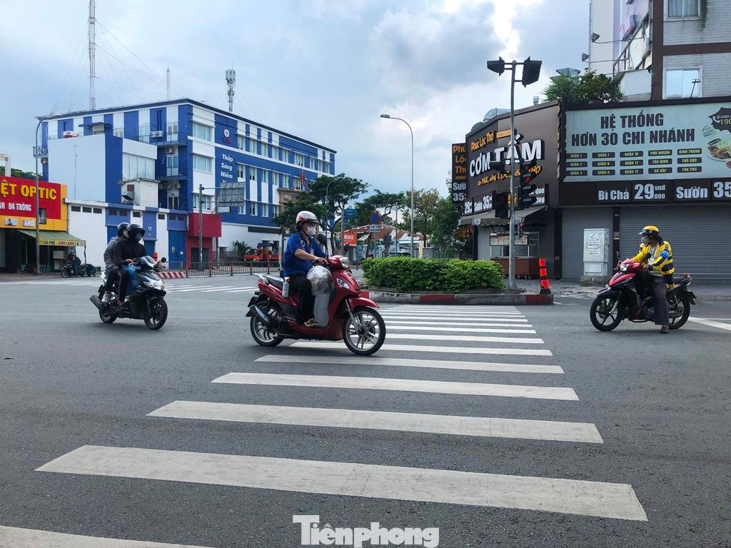 Nhân viên siêu thị cũng tranh thủ giao hàng cho khách.