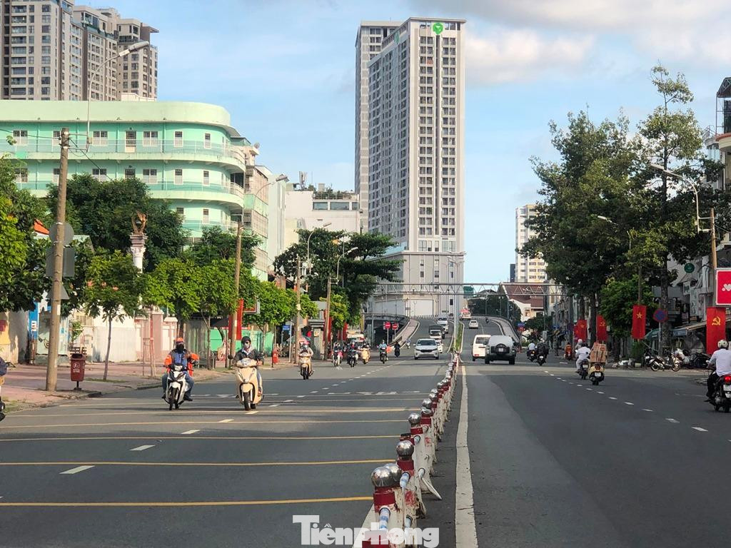 Hai chiều đoạn cầu Ông Lãnh nối liền quận 1 và quận 4 khá nhộn nhịp. "Tôi vừa được chạy lại 2 hôm nay. Để được lưu thông và giao hàng, tôi đến cơ sở y tế lưu động để lấy mẫu test COVID-19. Khi có kết quả âm tính mới bật app nhận hàng. Hôm nay khách đặt đơn rất nhiều, giao không kịp. Tuy mệt nhưng rất vui vì có thu nhập, ngoài ra khách hàng cũng có thực phẩm trong những ngày tới" - ông Tư (shipper gần khu vực quận 1) nói.