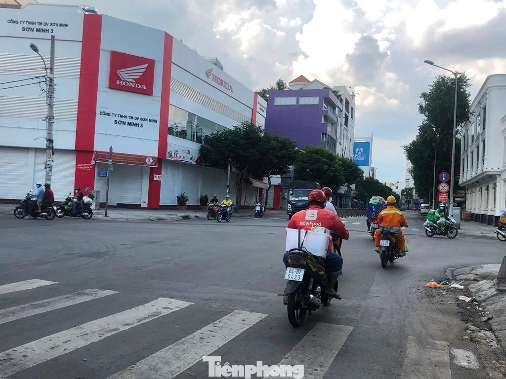 Đường Nguyễn Văn Luông (quận 6) hầu như chỉ thấy shipper chạy ngược xuôi trên đường.