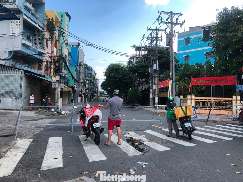 Tranh thủ giao hàng trước 18 giờ chiều. "Ngày nào cũng có rất nhiều đơn hàng cần giao, riêng trong ngày hôm nay, lượng đơn tôi nhận được tăng gấp đôi. Ngoài các loại rau củ thường ngày, khách còn đặt mua gà, vịt, trái cây..." - một shipper giao hàng công nghệ nói.