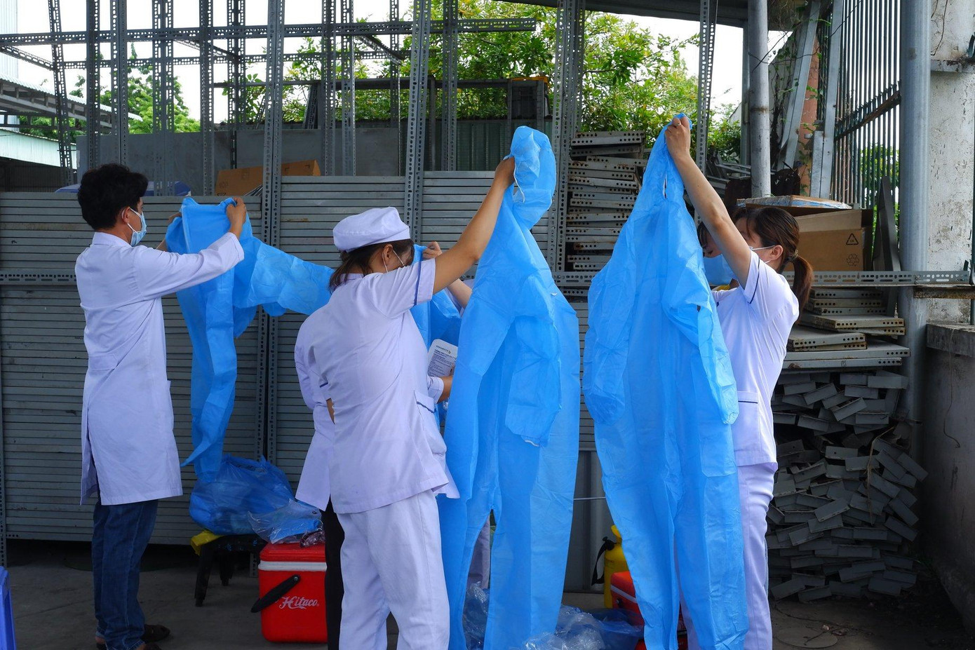 Nhân viên y tế mặc đồ bảo hộ trước khi vào việc Nhân viên y tế mặc đồ bảo hộ trước khi vào việc