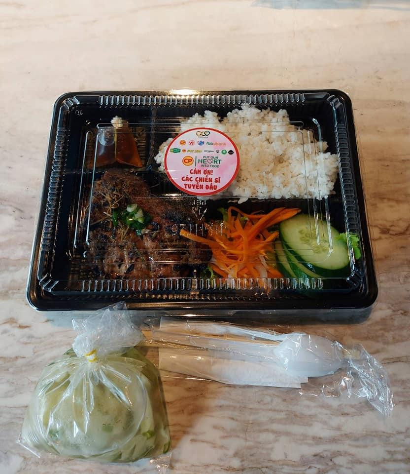 Anh Nguyễn Tuấn Khởi - Giám đốc Food Bank Việt Nam cho biết: “Đã có thêm 150.000 suất ăn chất lượng miễn phí để tiếp sức tuyến đầu chống dịch do Quỹ hỗ trợ từ thiện C.P Việt Nam cùng Food Bank Việt Nam thực hiện. Để chế biến cả ngàn suất ăn mỗi ngày, lực lượng đầu bếp và tình nguyện viên đã làm việc suốt ngày đêm. Hy vọng với những đóng góp bé nhỏ này sẽ tiếp thêm động lực để tuyến đầu làm tốt công việc cao cả của mình”.