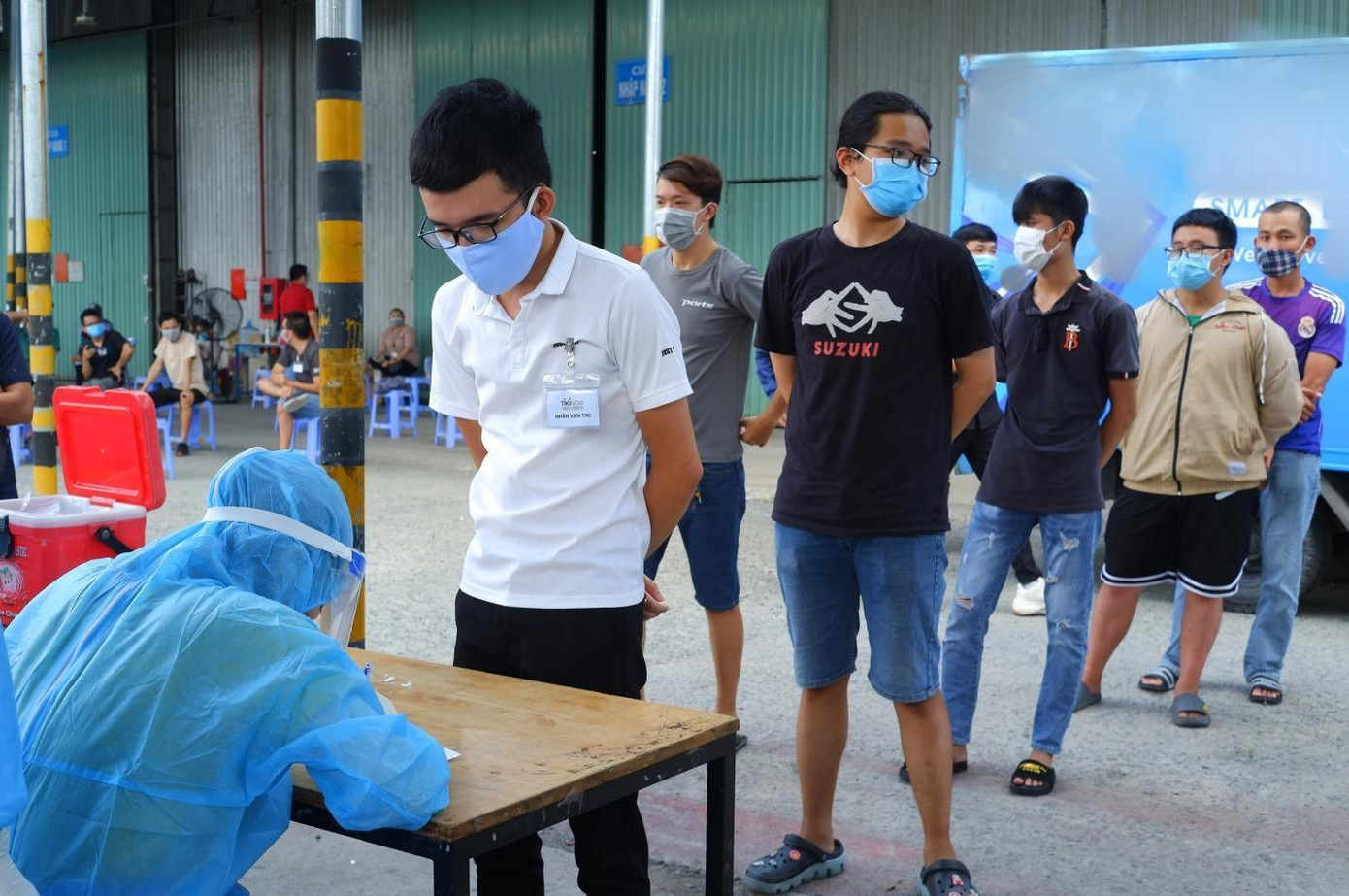 Bước 7: Tại khu vực cách ly tạm thời F2, nhân viên y tế thực hiện ghi nhận thông tin mẫu gộp 5 và tiến hành lấy mẫu. Bước 7: Tại khu vực cách ly tạm thời F2, nhân viên y tế thực hiện ghi nhận thông tin mẫu gộp 5 và tiến hành lấy mẫu.