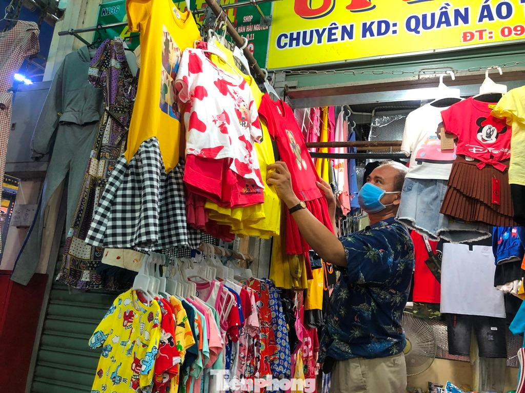 Không chỉ có những mặt hàng thực phẩm thiết yếu như rau củ, thịt cá… mở bán, mà tiểu thương ngành hàng thời trang, vàng bạc, đồ thờ cúng… cũng khai quầy. “Chợ mở lại là vui rồi, nên dù ít khách tôi vẫn dọn hàng. Bốn tháng đóng cửa nay mở lại để có thêm động lực” – anh Bình (kinh doanh quần áo) cho biết.