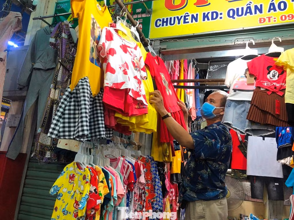 Không chỉ có những mặt hàng thực phẩm thiết yếu như rau củ, thịt cá… mở bán, mà tiểu thương ngành hàng thời trang, vàng bạc, đồ thờ cúng… cũng khai quầy. “Chợ mở lại là vui rồi, nên dù ít khách tôi vẫn dọn hàng. Bốn tháng đóng cửa nay mở lại để có thêm động lực” – anh Bình (kinh doanh quần áo) cho biết.
