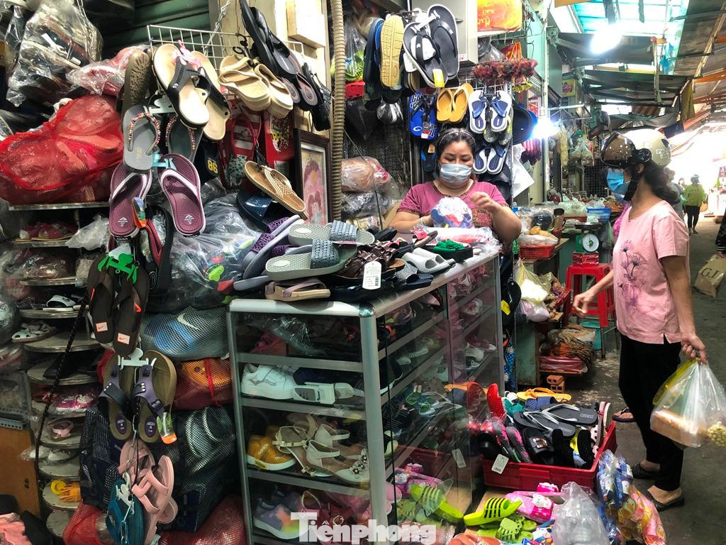 Hiện nhiều chợ đã mở lại như chợ Bến Thành (quận 1), chợ Cây Thị, Bà Chiểu (quận Bình Thạnh)... dù với một số ít quầy hàng và khách còn thưa thớt. “Chúng tôi đều đã tiêm vắc xin ngừa COVID-19, kinh doanh giãn cách nên đảm bảo an toàn khi bán buôn. Thật mừng khi mình vẫn có thể ra chợ” – bà Thu (kinh doanh thực phẩm khô chợ Bến Thành) chia sẻ.
