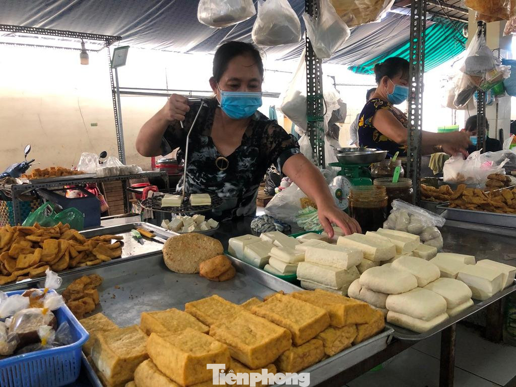 Đậu hũ, chả chay cũng được bày bán, giá từ 5.000 đồng/miếng.