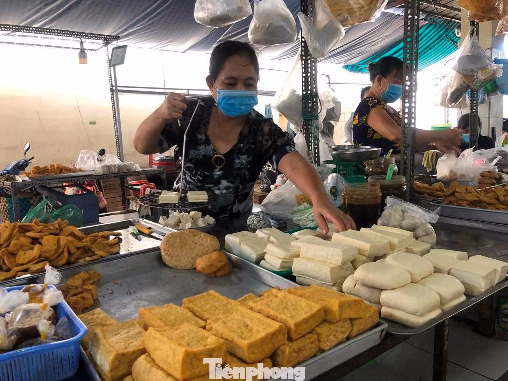 Đậu hũ, chả chay cũng được bày bán, giá từ 5.000 đồng/miếng.
