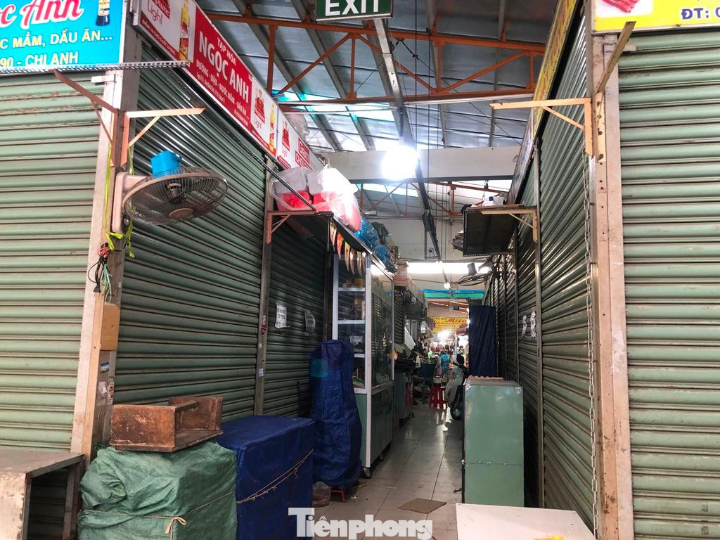 Tuy nhiên, nhiều quầy hàng tại các chợ vẫn "cửa đóng then cài"