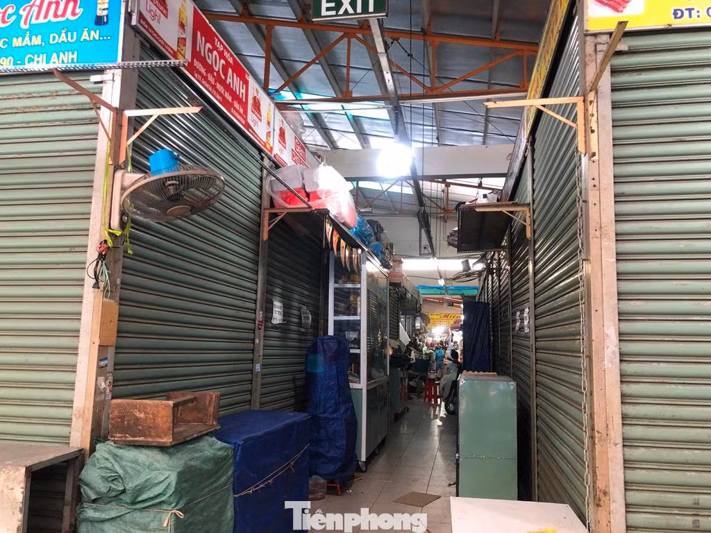 Tuy nhiên, nhiều quầy hàng tại các chợ vẫn "cửa đóng then cài"