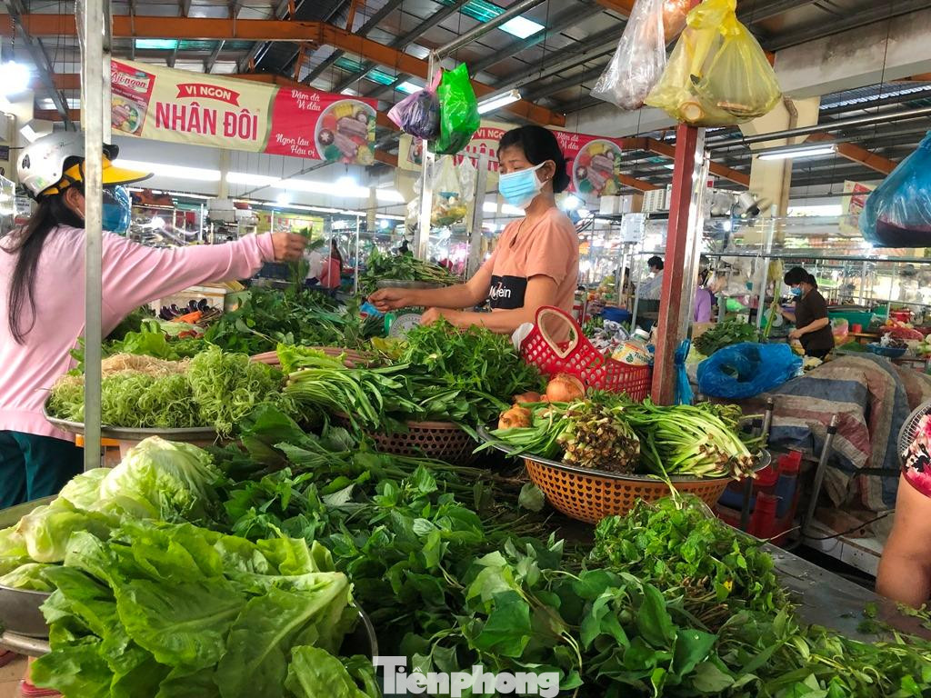 Ông Đỗ Quốc Tiến - Phó ban quản lý chợ Bình Thới cho biết, chợ hoạt động trở lại theo kế hoạch. Theo đó, giai đoạn 1 là mở bán từ ngày 1 đến 22/10 với 50% số hộ kinh doanh (200 hộ), mở cửa đến 12 giờ trưa và giai đoạn 2 từ 22/10 đến 22/11 với số hộ bán tăng dần, nếu an toàn sẽ mở bán như bình thường.