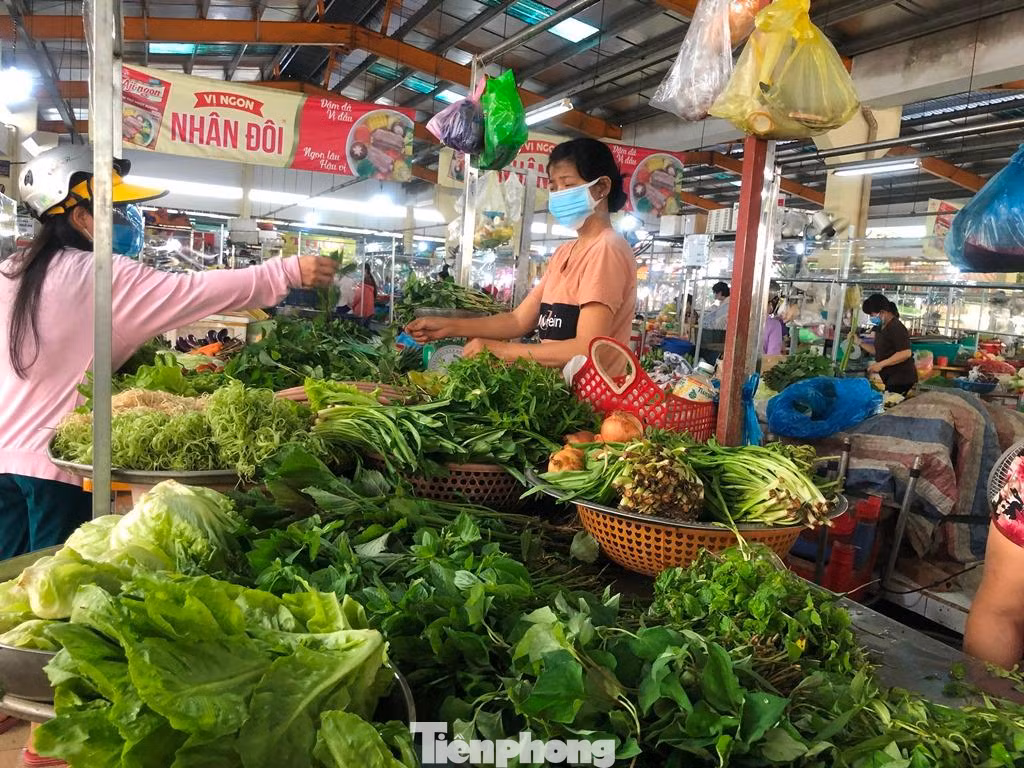 Ông Đỗ Quốc Tiến - Phó ban quản lý chợ Bình Thới cho biết, chợ hoạt động trở lại theo kế hoạch. Theo đó, giai đoạn 1 là mở bán từ ngày 1 đến 22/10 với 50% số hộ kinh doanh (200 hộ), mở cửa đến 12 giờ trưa và giai đoạn 2 từ 22/10 đến 22/11 với số hộ bán tăng dần, nếu an toàn sẽ mở bán như bình thường.