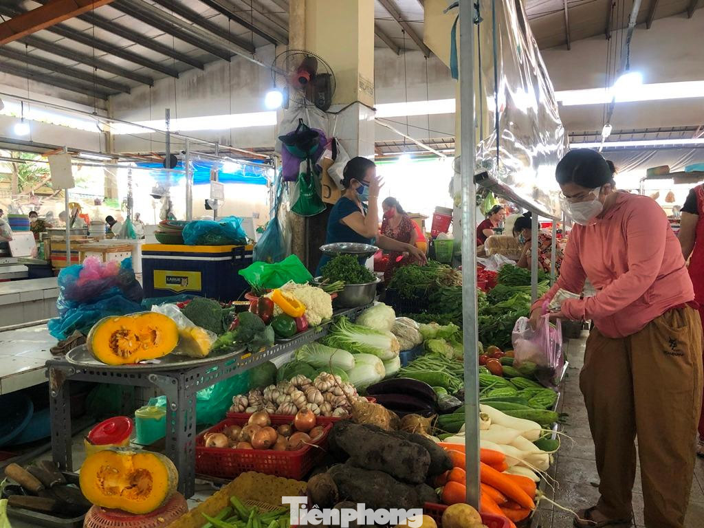 Trưa 5/10, tại chợ Bình Thới (quận 11), khách hàng đến mua sắm khá nhộn nhịp. Được biết, tại đây hiện có khoảng 200 quầy hàng đã mở bán trở lại.