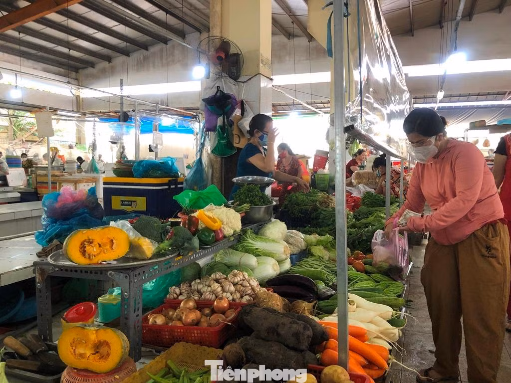 Trưa 5/10, tại chợ Bình Thới (quận 11), khách hàng đến mua sắm khá nhộn nhịp. Được biết, tại đây hiện có khoảng 200 quầy hàng đã mở bán trở lại.