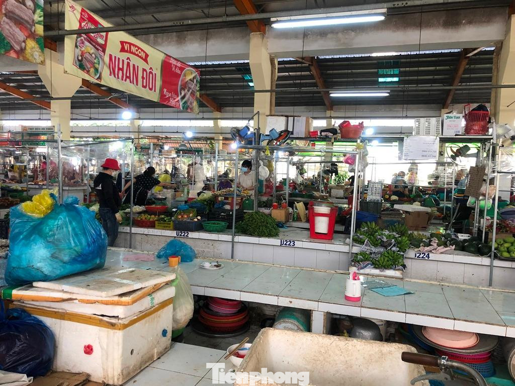 Nhiều sạp hàng vẫn vắng tiểu thương