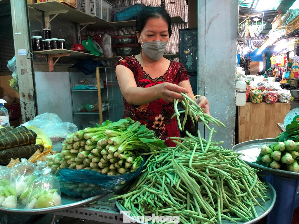 Chị Nguyễn Thị Oanh giới thiệu đậu cô-ve vườn, giá chỉ 25.000 đồng/kg