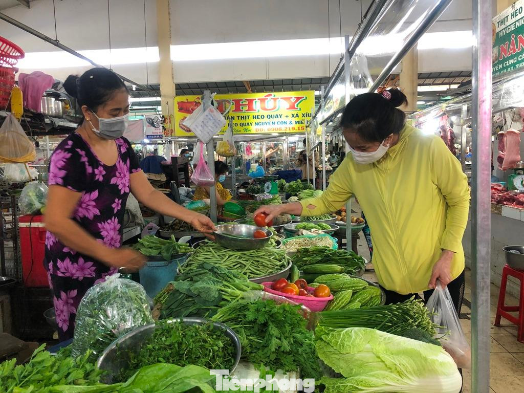 Các loại thực phẩm tươi đều có giá rẻ so với trước giãn cách, cụ thể đậu co-ve, cải ngọt chỉ từ 25.000 đồng/kg; cà chua 30.000 đồng... Khách mua hàng còn được tặng thêm hành, ớt...