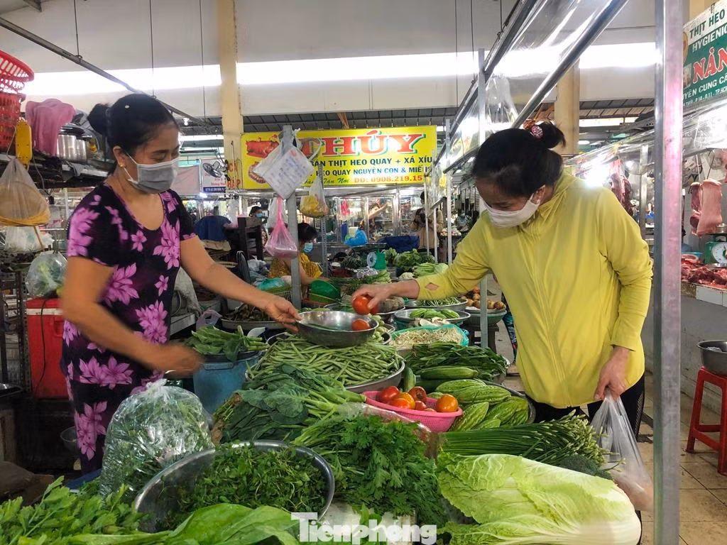 Các loại thực phẩm tươi đều có giá rẻ so với trước giãn cách, cụ thể đậu co-ve, cải ngọt chỉ từ 25.000 đồng/kg; cà chua 30.000 đồng... Khách mua hàng còn được tặng thêm hành, ớt...