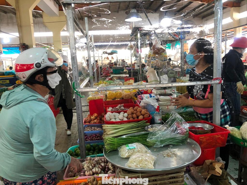 Chị Nhung (tiểu thương hàng rau) bộc bạch: “Được thông báo mở bán lại, tôi mừng quá liền đăng ký ngay. Do mới mở lại nên lượng khách ít hơn so với trước nhưng chỉ cần được gặp gỡ, chúc nhau một lời sức khỏe là mình thấy vui cả ngày”.