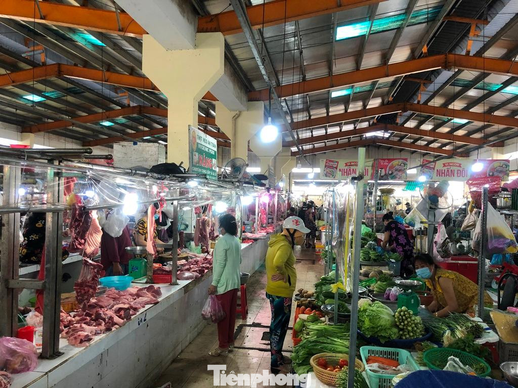 Theo ông Tiến, với tỷ lệ tiểu thương đã tiêm đủ 2 mũi vắc xin hiện đạt trên 90%, nhu cầu đăng ký mở bán lại của tiểu thương đang ở mức cao.