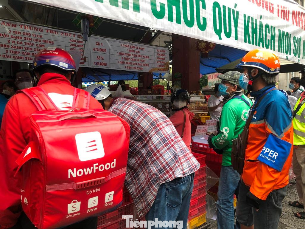 Nhiều cửa hàng mở lại, shipper được chạy liên quận nên lực lượng này đăng ký làm việc đông hơn