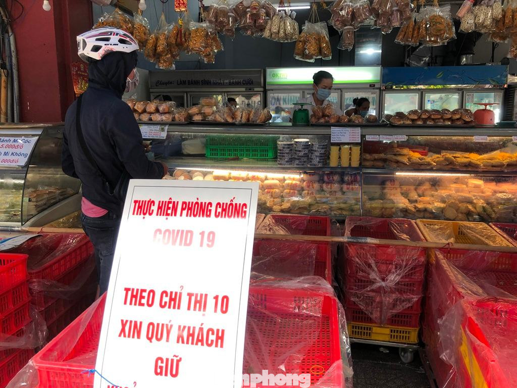 Thông báo giữ khoảng cách của cửa tiệm