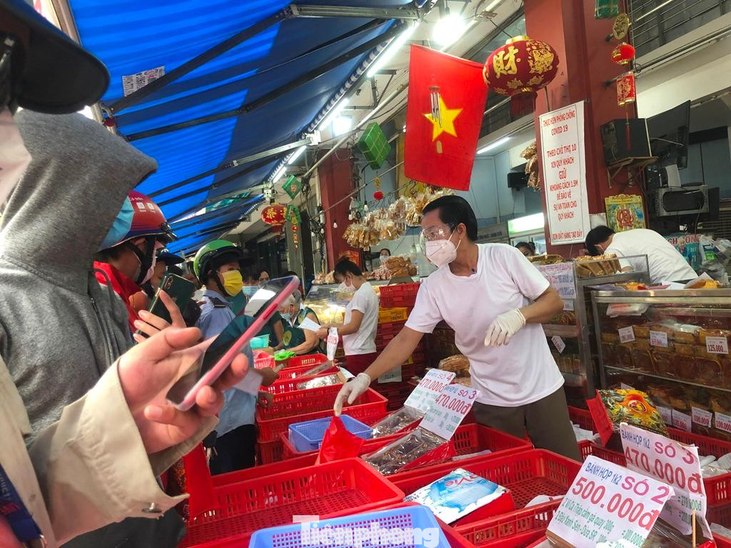Theo nhiều khách hàng, đây là cửa tiệm thuộc "hàng hiếm" mở cửa bán trực tiếp nên rất đông người mua. Trong khi, các thương hiệu bánh trung thu khác đều bán online, giá ship giao tận nơi có khi còn cao hơn tiền bánh.