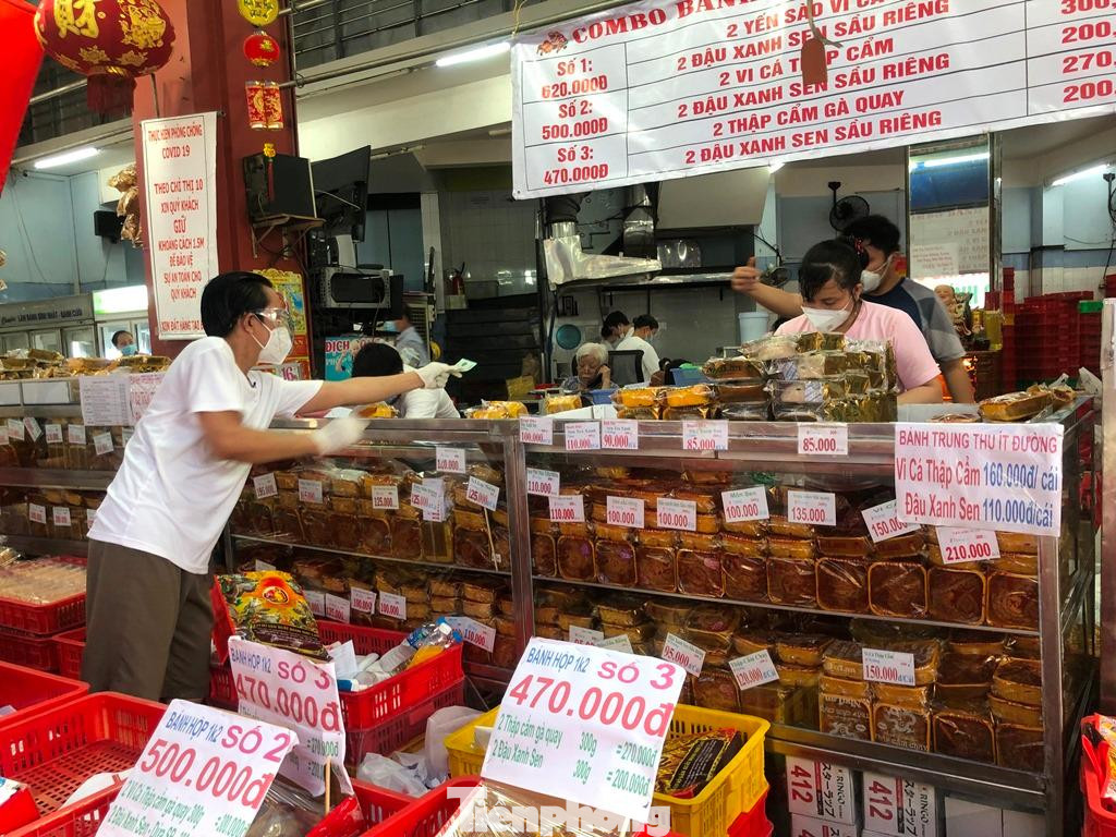 Bánh trung thu loại một, hộp 4 cái có giá hơn 600.000 đồng vẫn hút khách. Trong đó, bánh có giá tiền 100.000 đồng/cái được đắt hàng nhất.