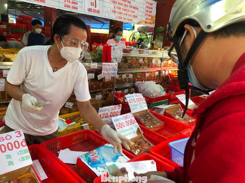 Tiệm bánh phục vụ từ 6 giờ sáng đến 6 giờ chiều mỗi ngày.