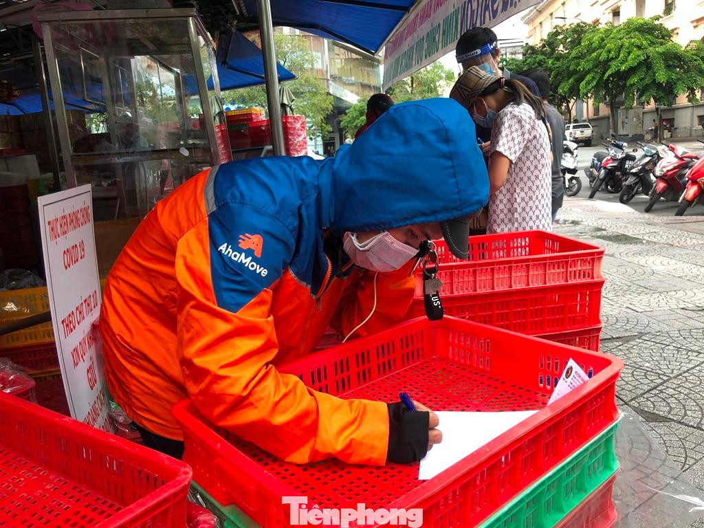 Shipper vừa gọi điện thoại, vừa kiểm tra lại đơn hàng của khách