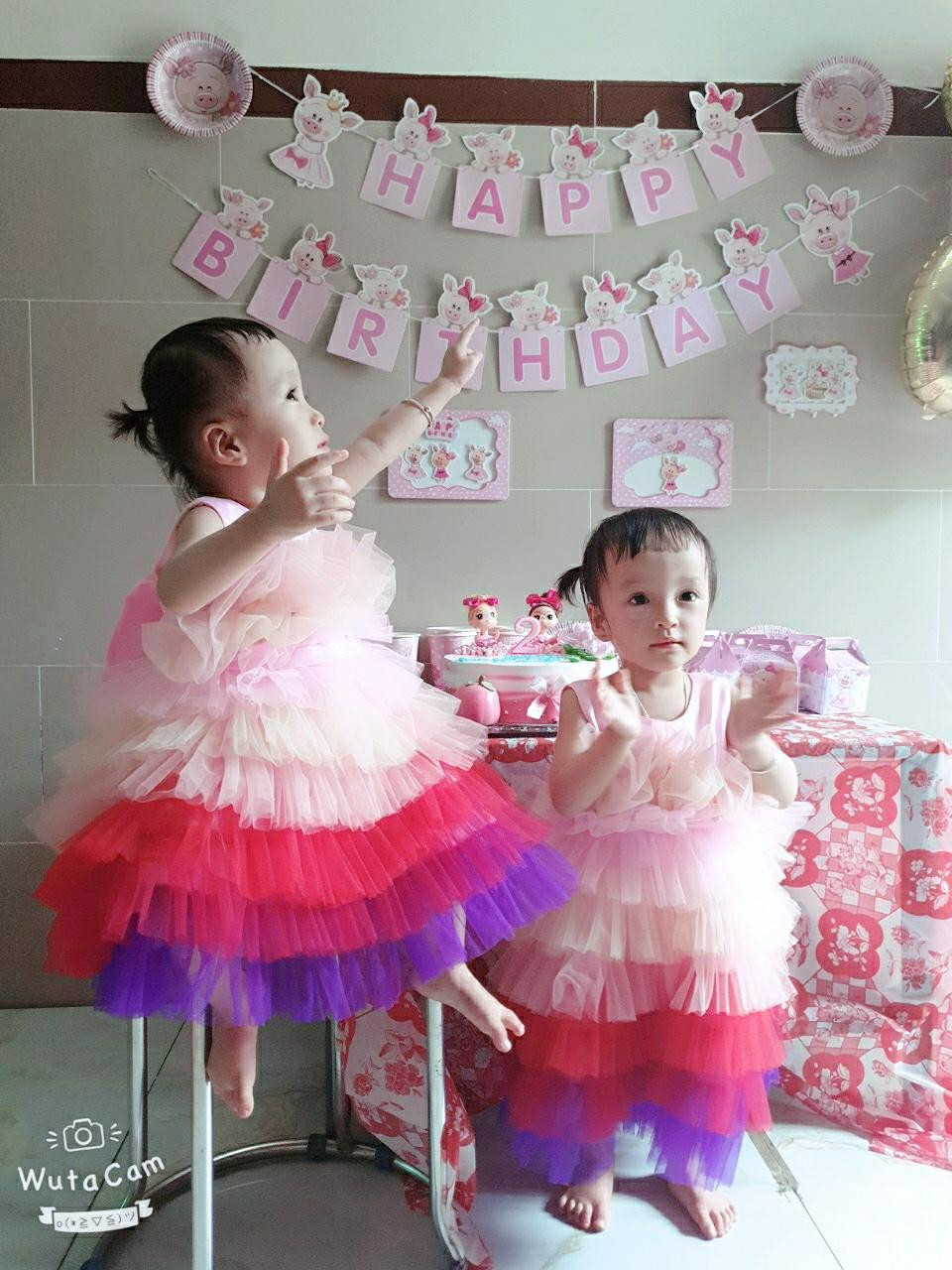 Trúc Nhi và Diệu Nhi là cặp song sinh từng dính liền vùng bụng chậu, tư thế mặt đối mặt, cực kỳ hiếm gặp trên thế giới. Ngày 15/7/2020, gần 100 y bác sĩ từ các bệnh viện lớn ở miền Nam đã tổ chức thành công ca đại phẫu thuật mổ tách rời hai bé. Trúc Nhi và Diệu Nhi là cặp song sinh từng dính liền vùng bụng chậu, tư thế mặt đối mặt, cực kỳ hiếm gặp trên thế giới. Ngày 15/7/2020, gần 100 y bác sĩ từ các bệnh viện lớn ở miền Nam đã tổ chức thành công ca đại phẫu thuật mổ tách rời hai bé.