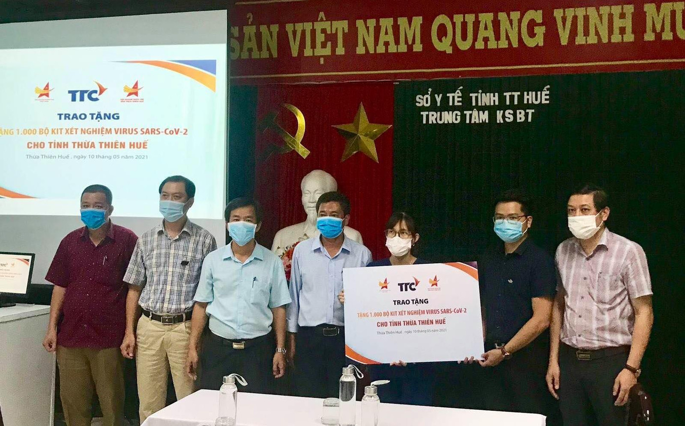 Tỉnh Thừa Thiên Huế nhận 1.000 bộ kit xét nghiệm COVID-19 do Hội Doanh nhân trẻ Việt Nam trao tặng